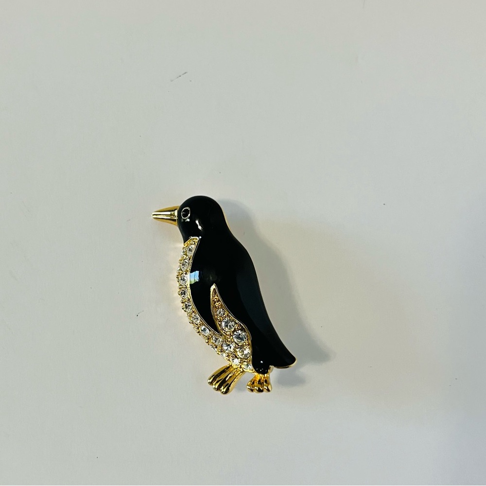 PENGUIN PIN BROOCH W/CLEAR RHINESTONES & RED RHINESTONE
EYE